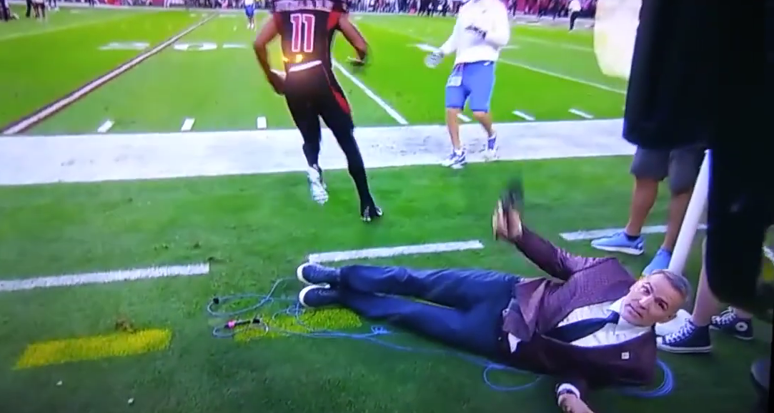 Larry Fitzgerald Tackles Kurt Warner on National TV